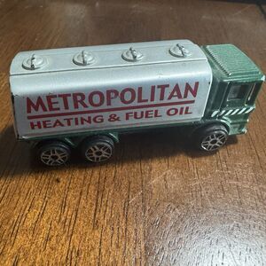 Metropolitan Heating & Fuel Oil Gas Tanker - 2018 - Maisto - Diecast - Loose